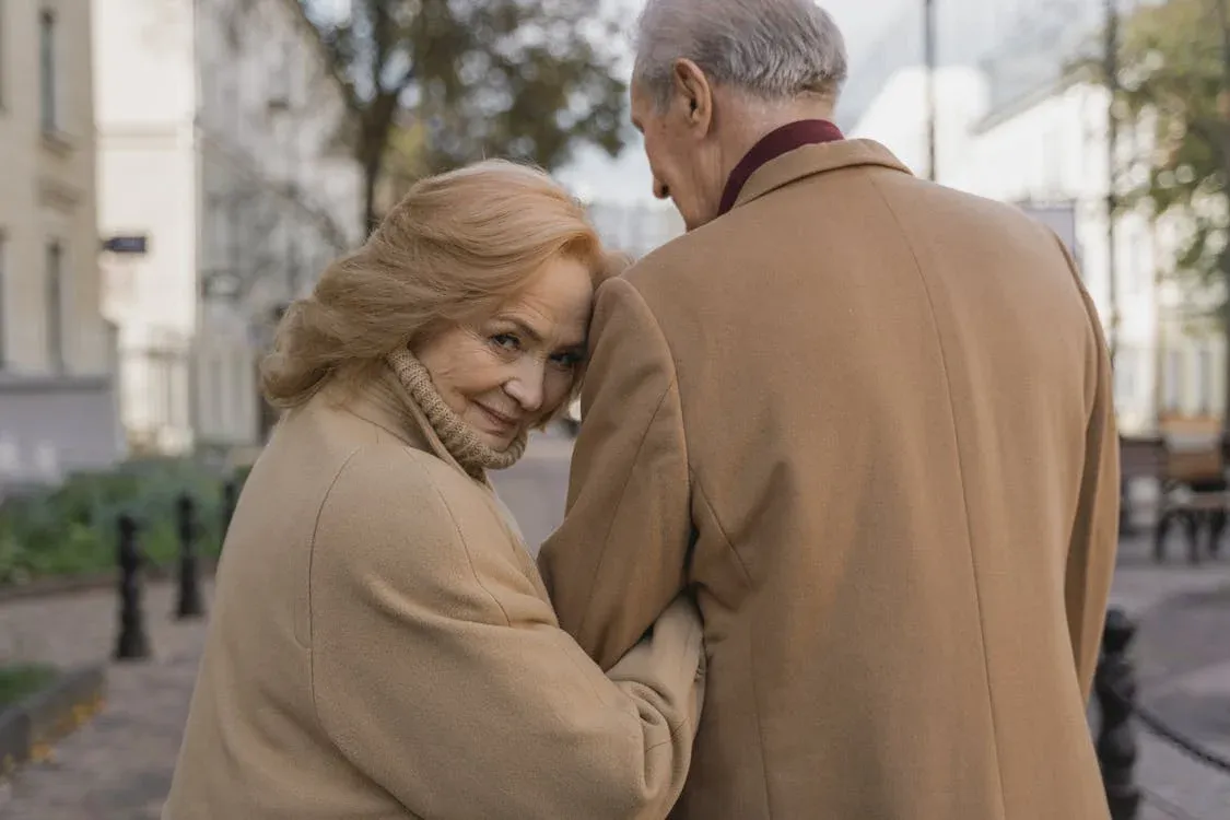 couple aménageant dans un logement pour senior autonome