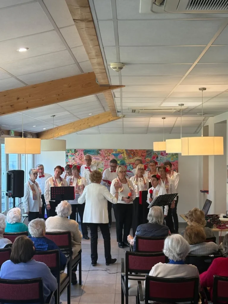 Moment convivial avec résidents et soignants lors d’une chorale