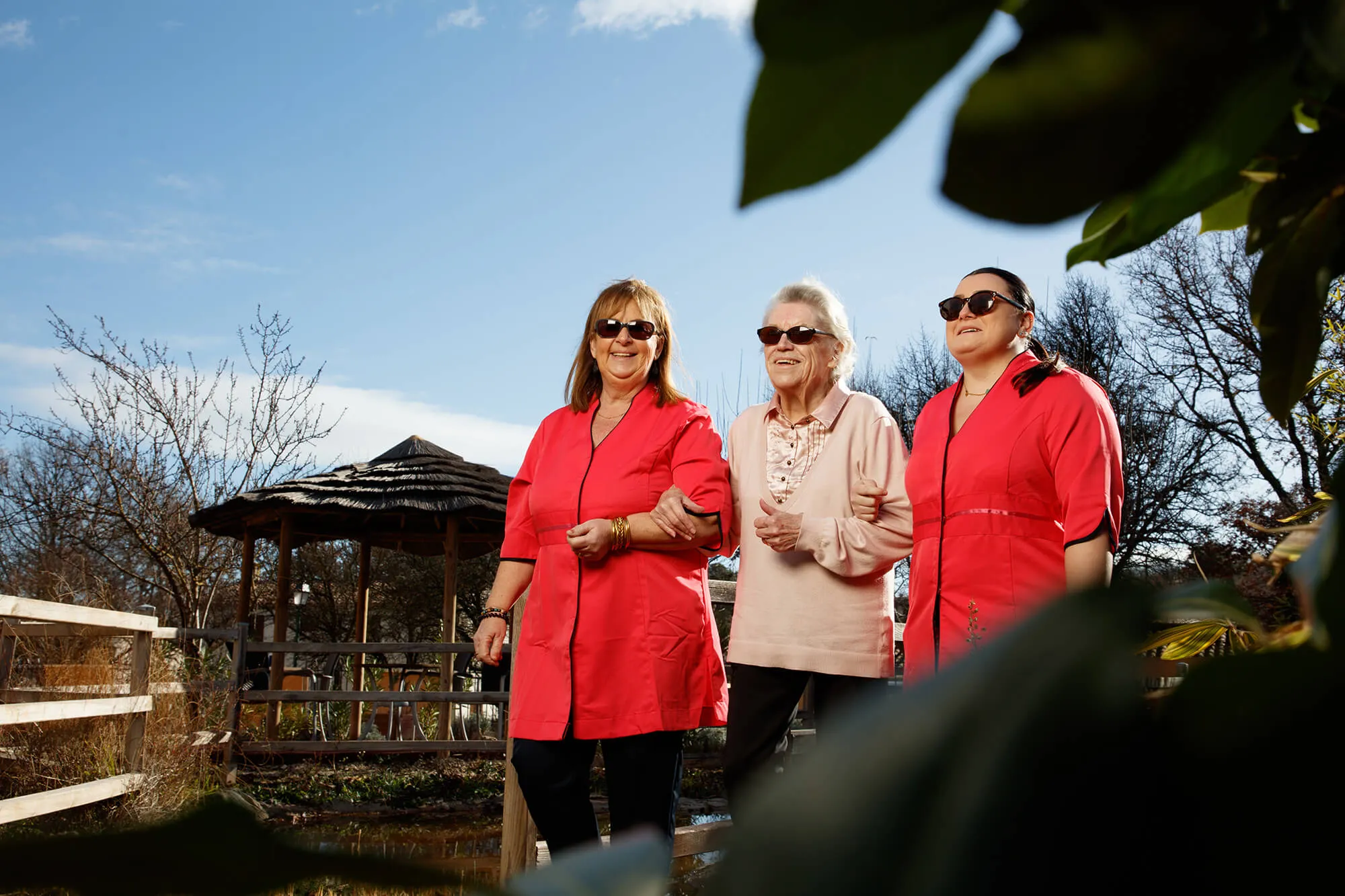 Aide-soignante accompagnant un senior lors de la marche à la maison de retraite de Libourne